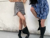 小姐姐光脚换鞋,小姐姐展现独特魅力